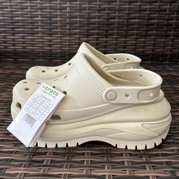 CROCS MEGA CRUSH UNISEX PLATFORM CLOGS SIZE WOMEN'S 8 / MEN'S 6 - Picture 2 of 12